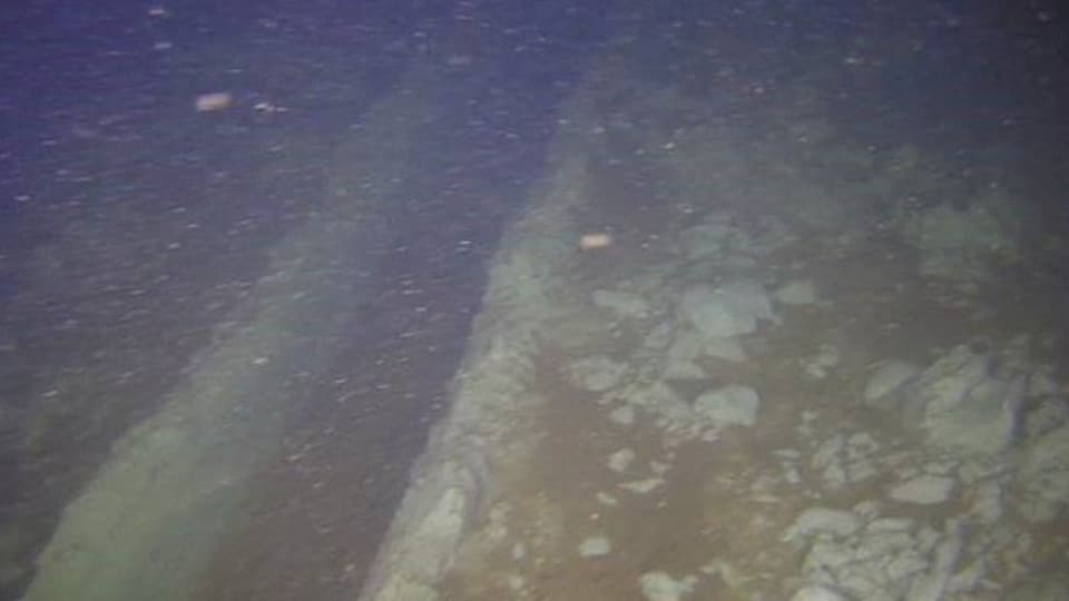 Eine schmale Schleifspur ist auf dem Meeresgrund zu erkennen.
