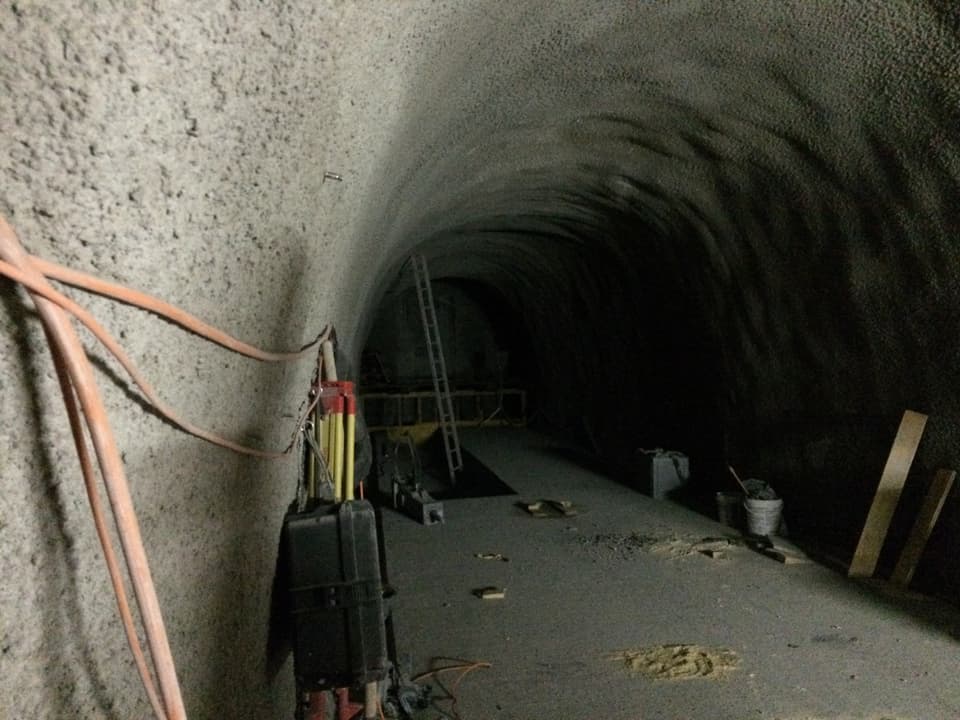 Einer der neuen Verbindungstunnels zwischen Tunnel und Sicherheitsstollen. 
