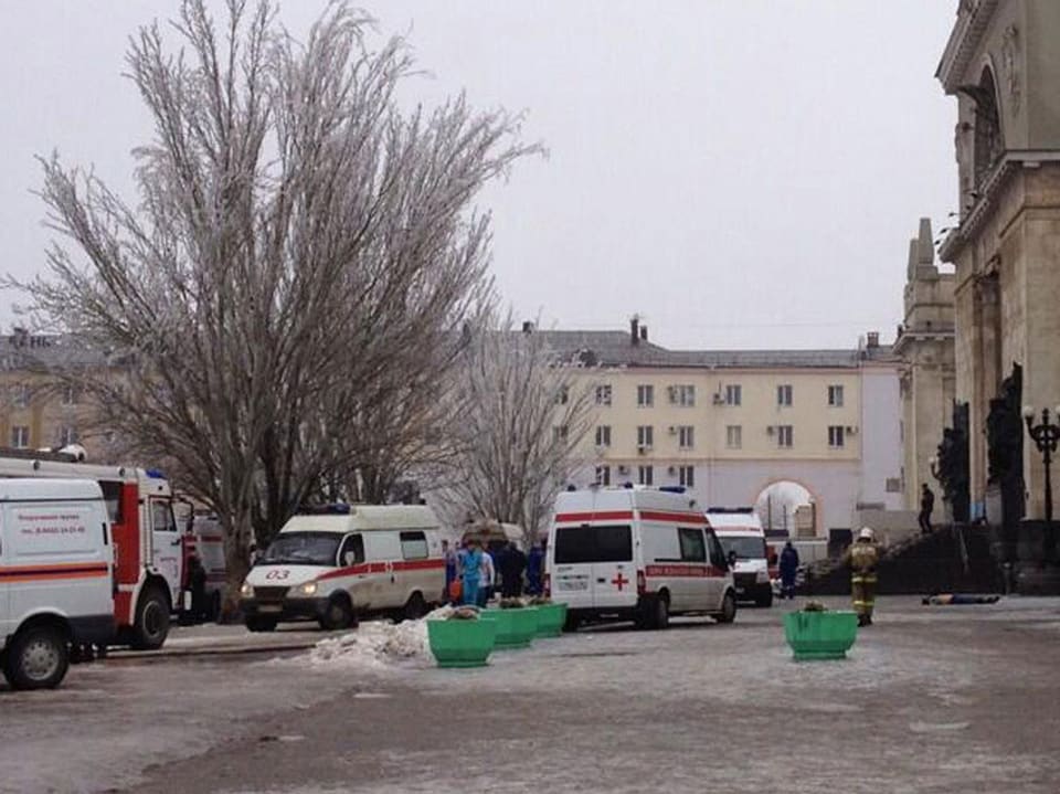 Krankenwagen vor dem Gebäude