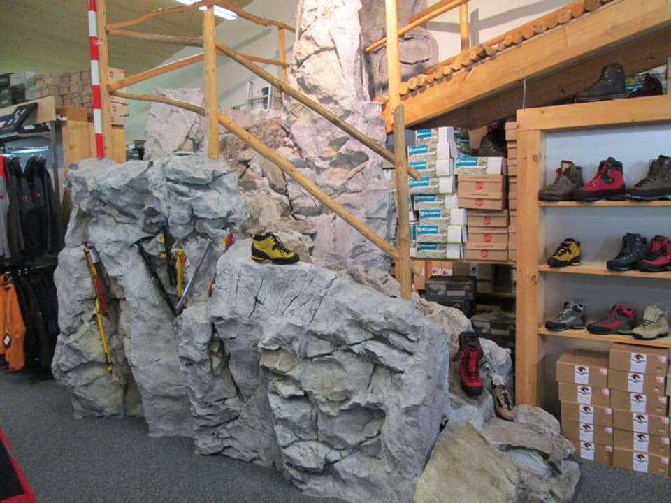 Felsengebilde in einem Wanderschuh-Laden