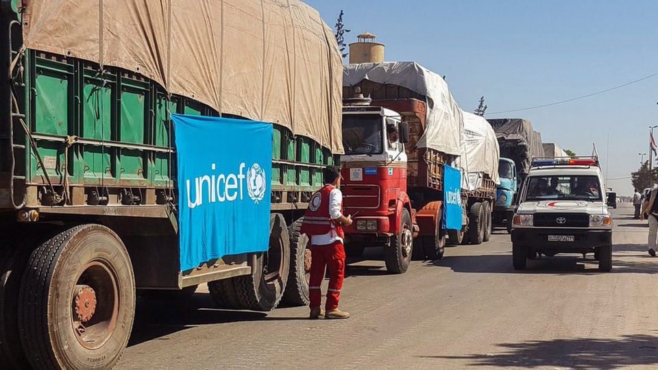 Lastwagen mit der Flagge von Unicef.