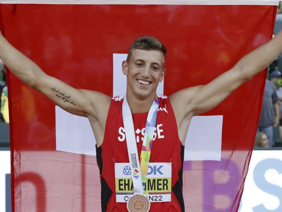 Simon Ehammer posiert mit der Schweizer Flagge