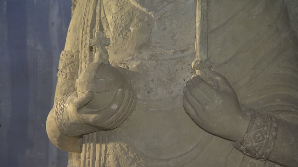 Ausschnitt der Statue Karls des Grossen, der in der rechten Hand den Reichsapfel hält un din der linken das Zepter. 