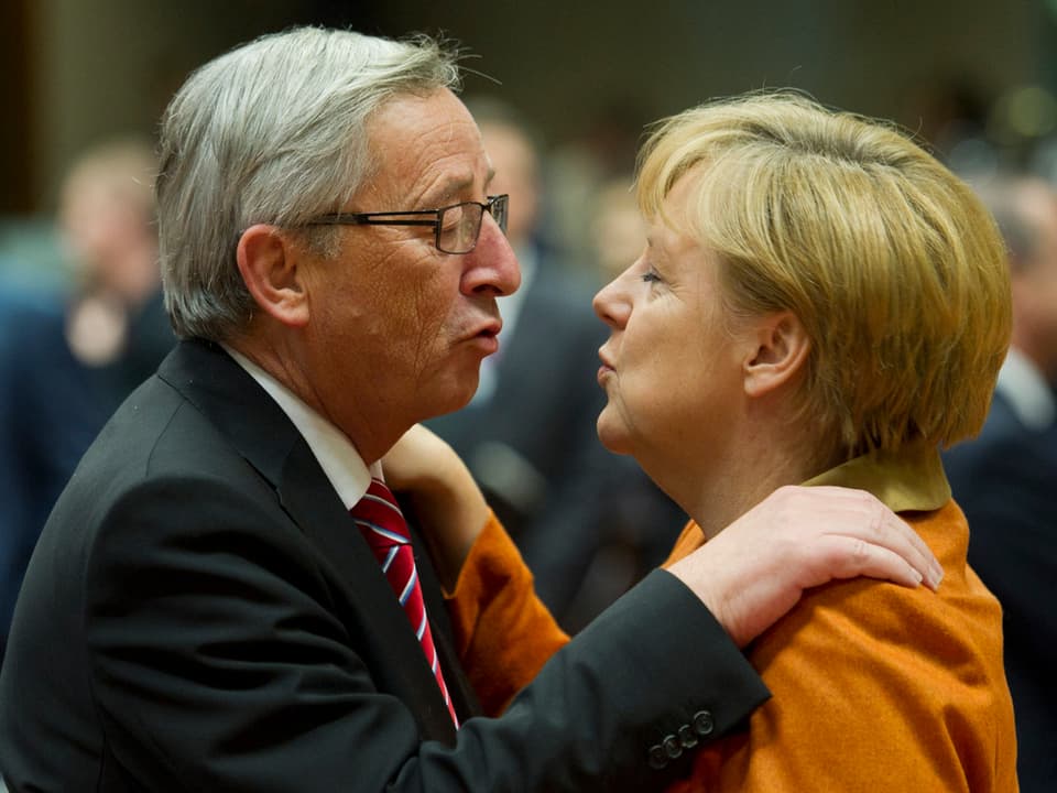 Juncker und die deutsche Kanzlerin Angela Merkel kurz vor dem Begrüssungs-Küsschen