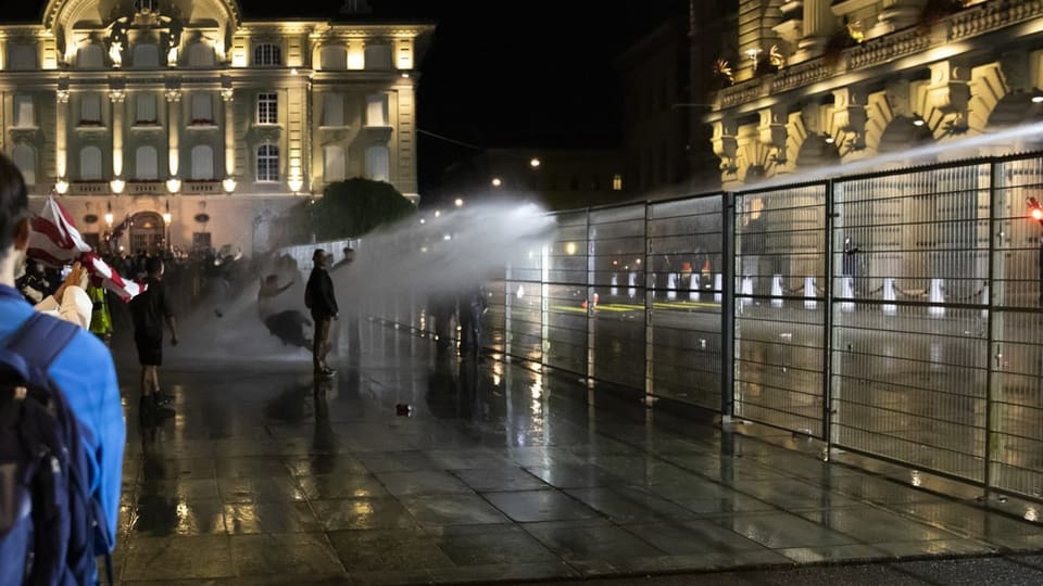 Die Polizei setzt Wasserwerfer gegen Demonstranten vor dem Bundeshaus ein.