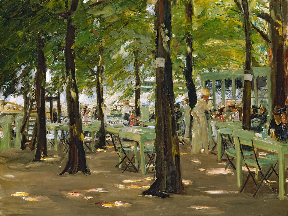 Ein Gemälde zeigt Tische und Stühle zwischen Bäumen, durch die die Sonne dringt.