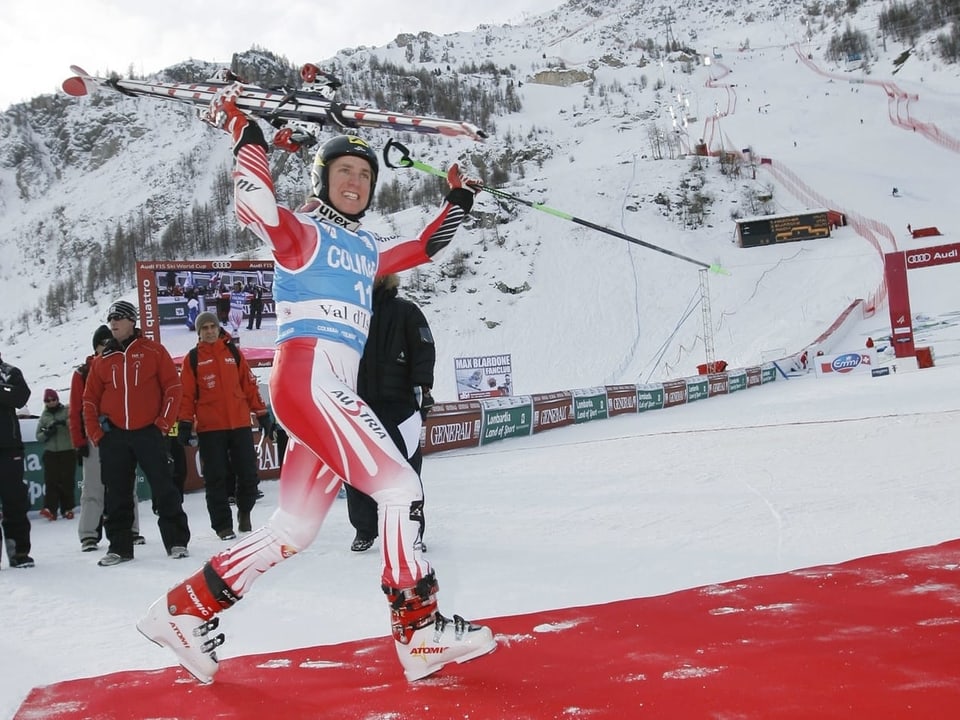 Am 13. Dezember gewinnt Hirscher im Alter von 20 Jahren mit dem Riesenslalom von Val d'Isère sein erstes Weltcuprennen.