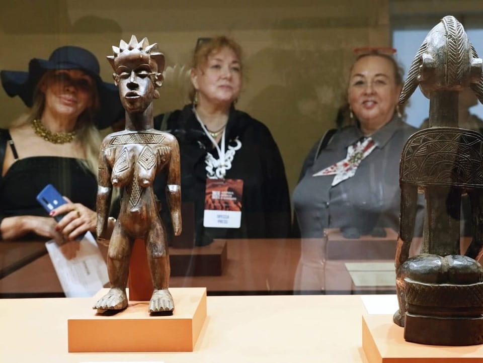 Museumsbesucherinnen betrachten afrikanische Skulpturen