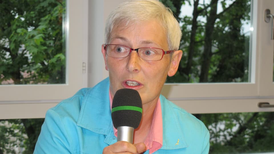 Claudia Künzi Während der Diskussion mit Mikrofon.