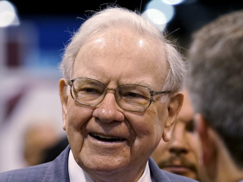Warren Buffet: Ein lachender älterer Mann mit Brille