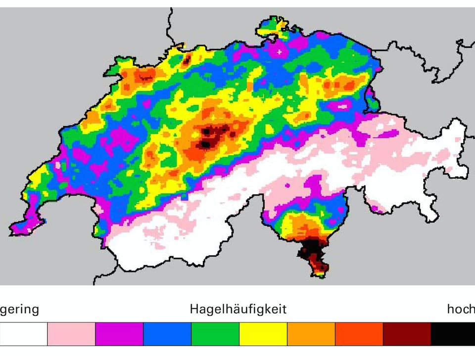 Eine Schweizerkarte, die farbig eingefärbt ist. Im Süden und auf der Alpennordseite ist es sehr farbig, die Alpen sind eher weiss mit weniger Hagel. Eine Analyse befindet sich im Text. 