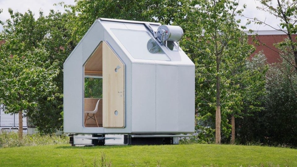 Das Einzimmerhaus von Renzo Piano mit dem Blick aufs Dach mit Solarzellen und einem Wassertank