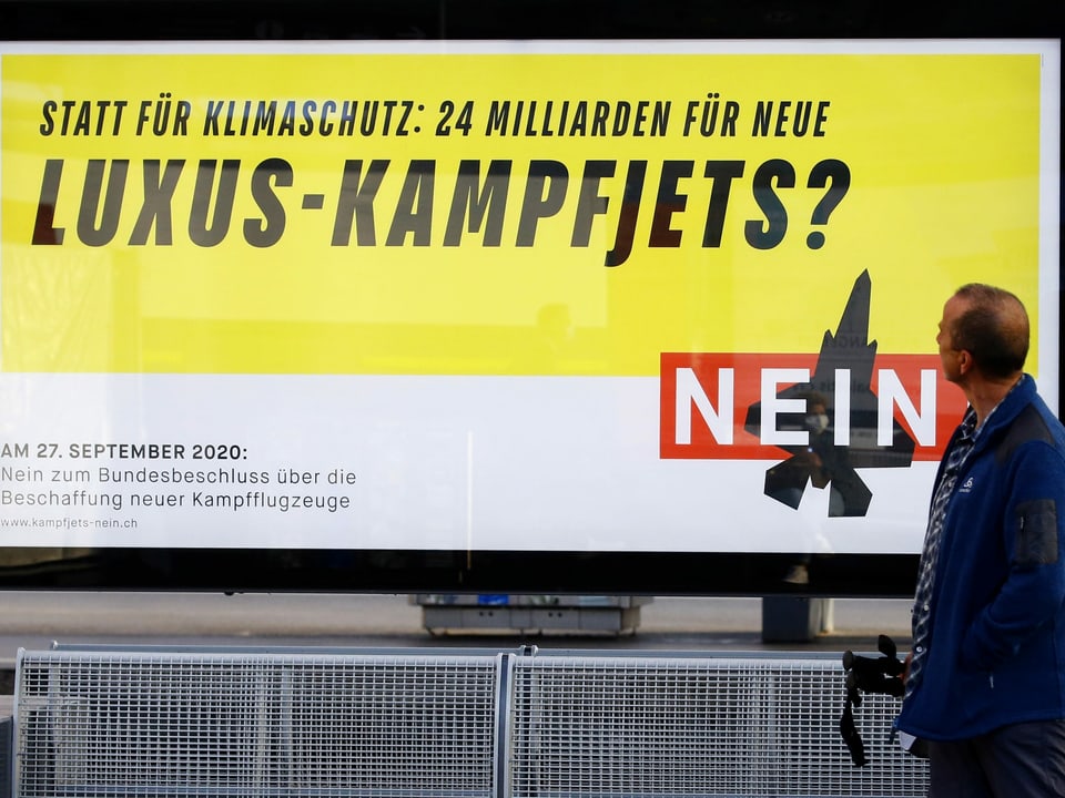 Ein Plakat der Gegner der Kampfjetabstimmung am 27. September 2020. Aufgenommen an einem Bahnhof.