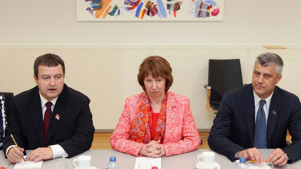 Ivica Dacic, Catherine Ashton und  Hashim Thaci sitzen an einem Tisch.