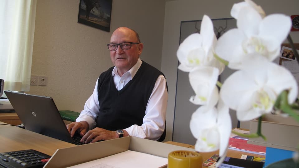 Pater Roman Zwick am Computer in seinem Büro.