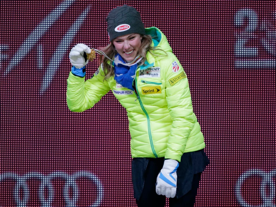 Skfahrerin mit Goldmedaille.
