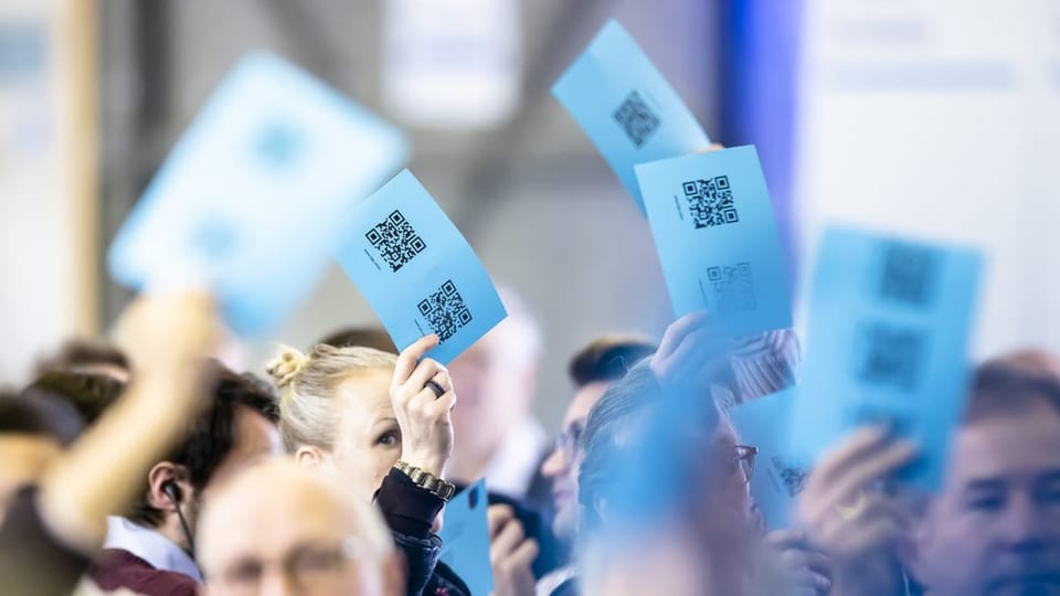 Die Delegierten der FDP Schweiz stimmen mit Stimmkarten an der Delegiertenversammlung ab.