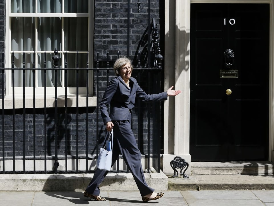 Theresa May auf dem Weg in den Regierungssitz