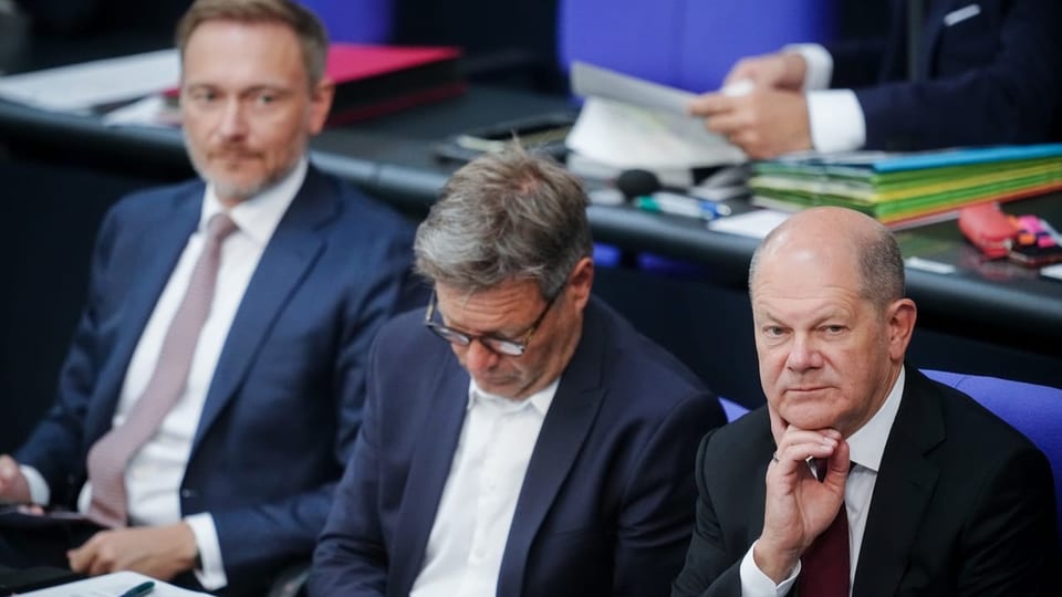 Kanzler Scholz (rechts) neben Wirtschaftsminister Robert Habeck (Grüne) und Finanzminister Christian Lindner (FDP)