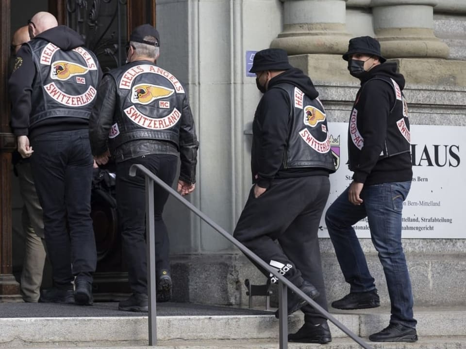 Hells-Angels-Mitglieder treten ins Gerichtsgebäude ein.