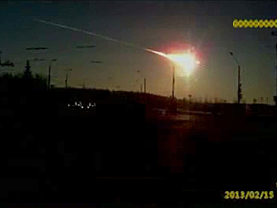 Der Meteorit vom 15. Februar auf dem Weg zum Einschlag auf einem Foto am Himmel.