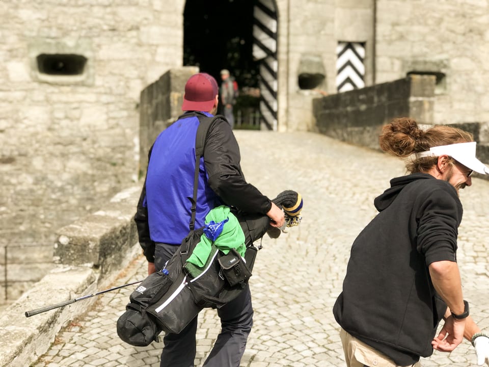 Team Anic läuft zum Schloss Romont