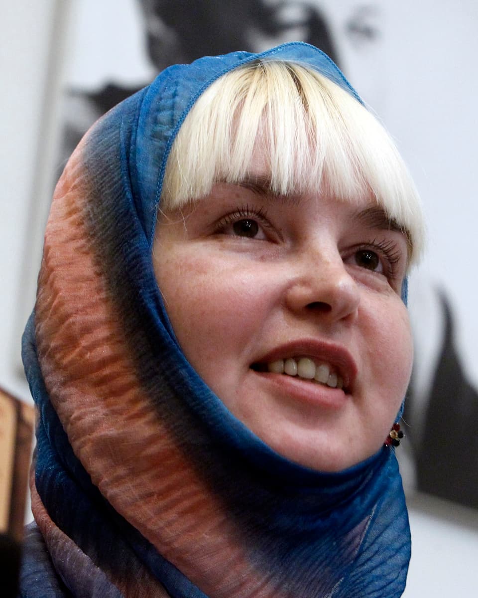 Scherebzowa, eine junge Frau mit blonden Haaren und einem Kopftuch.