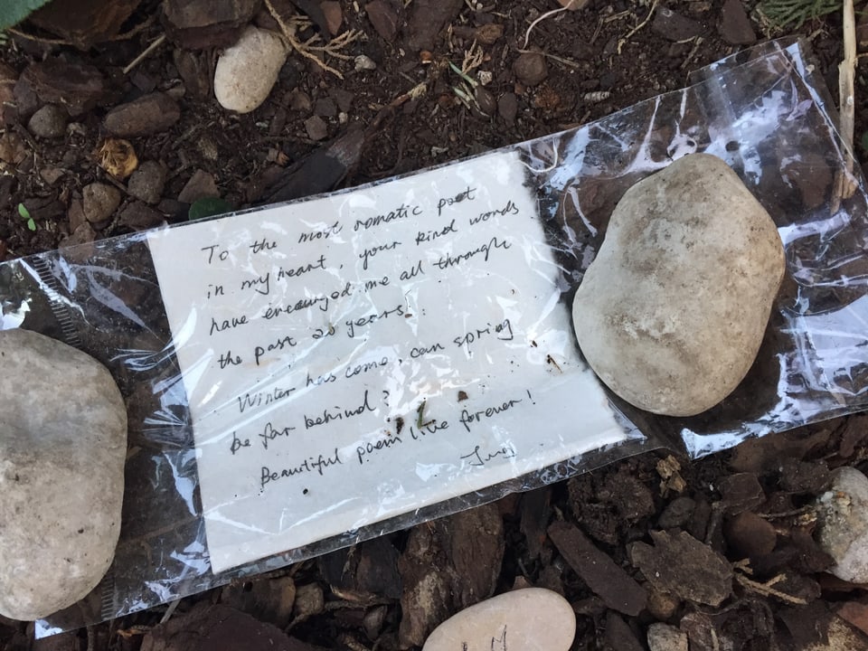 Ein Brief auf einem Grab.