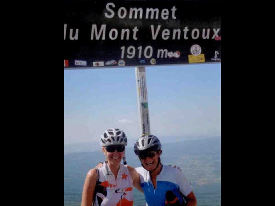 Riccarda Trepp und Barbara Colpi vor dem Schild «Sommet du Mont Ventoux» auf 1910 Metern über Meer.