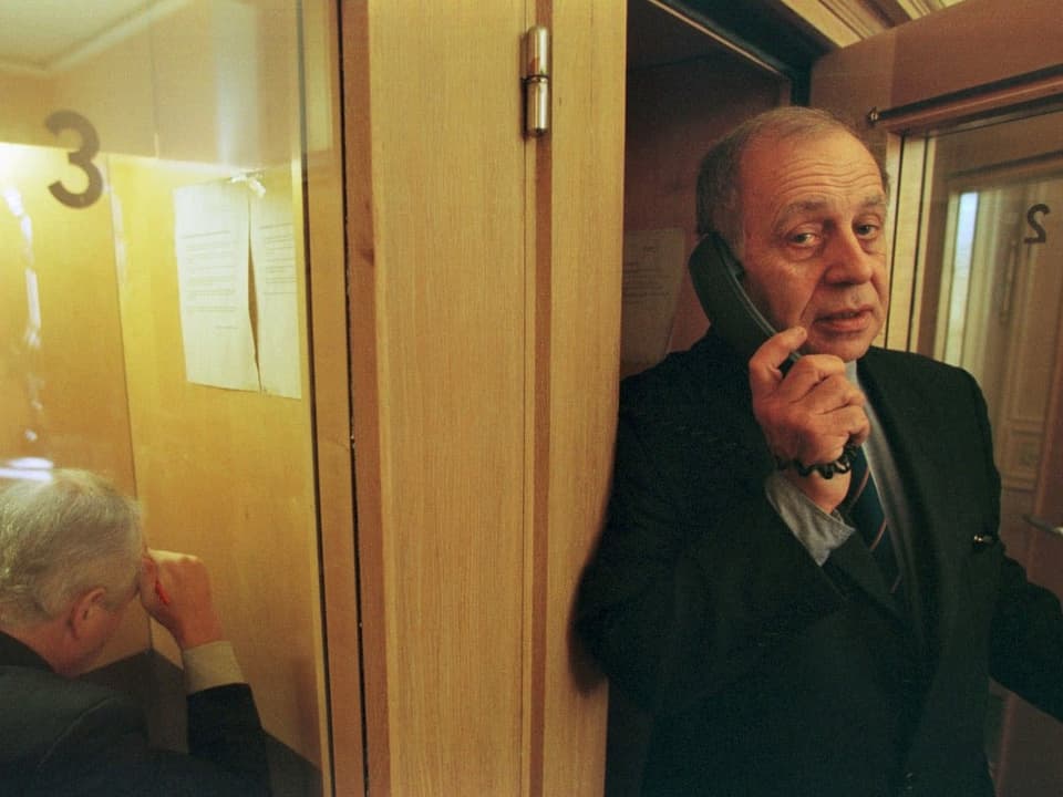 Jean Ziegler telefoniert im Vorzimmer des Nationalrates am 7. Oktober 1999.