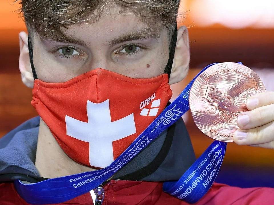 Der verdiente Lohn Roman Mityukov posiert mit EM-Bronze.