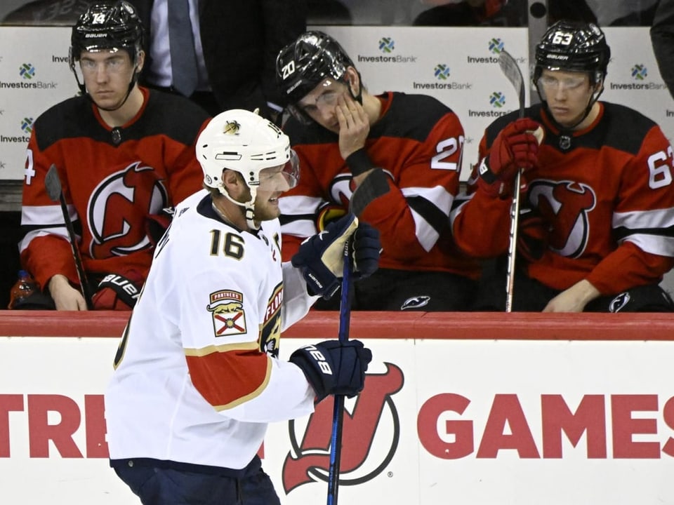 Barkov fährt vor der Devils-Bank vorbei