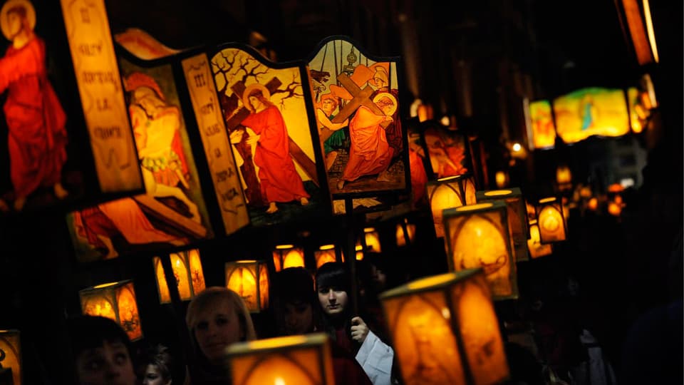 Umzug in Mendrisio an der traditionellen Osterprozession. Die Teilnehmer sind am Abend mit geschmückten Lampen unterwegs.