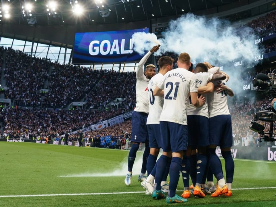 Dürfen weiter von der Champions League träumen Die Spieler von Tottenham Hotspur nach dem klaren Sieg über Stadtrivale Arsenal.