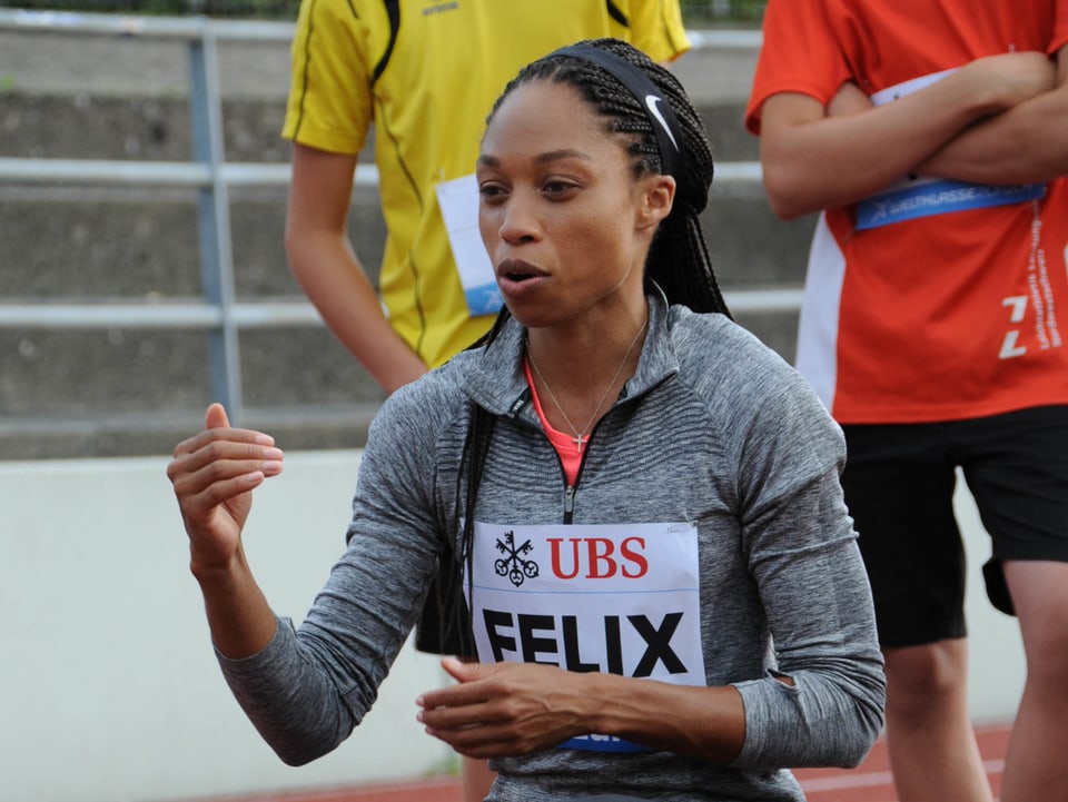 Die US-amerikanische Sprinterin Allyson Felix erklärt den Kindern ihr Startritual