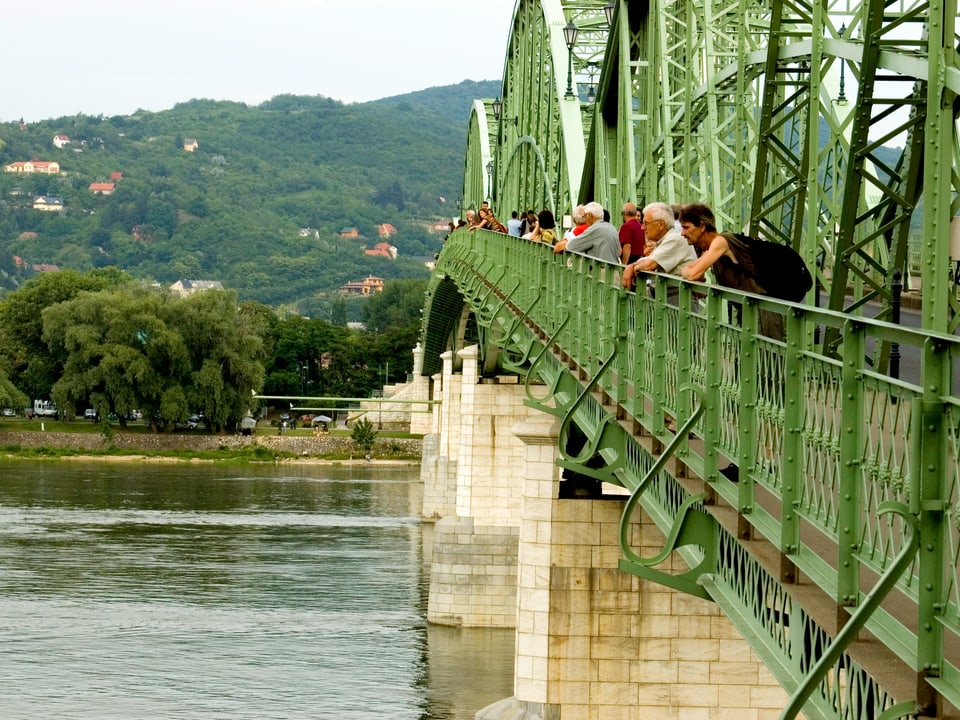 Menschen auf der Brücke.