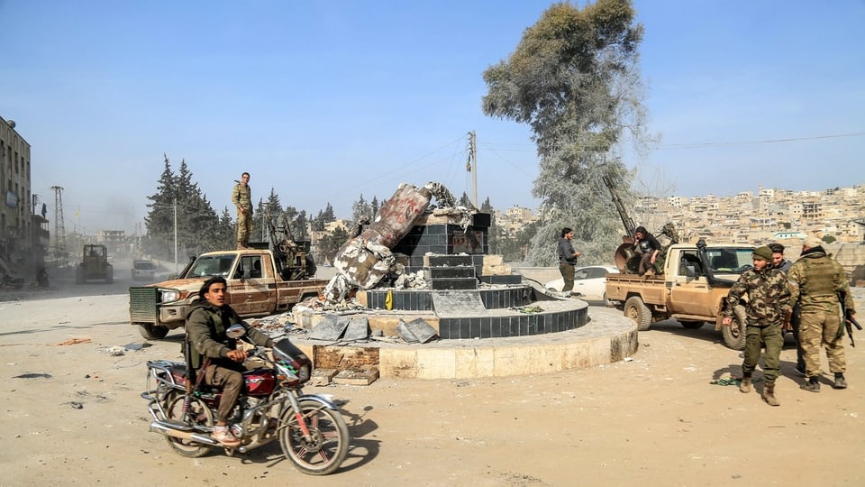 Statue in Afrin umgestürzt.