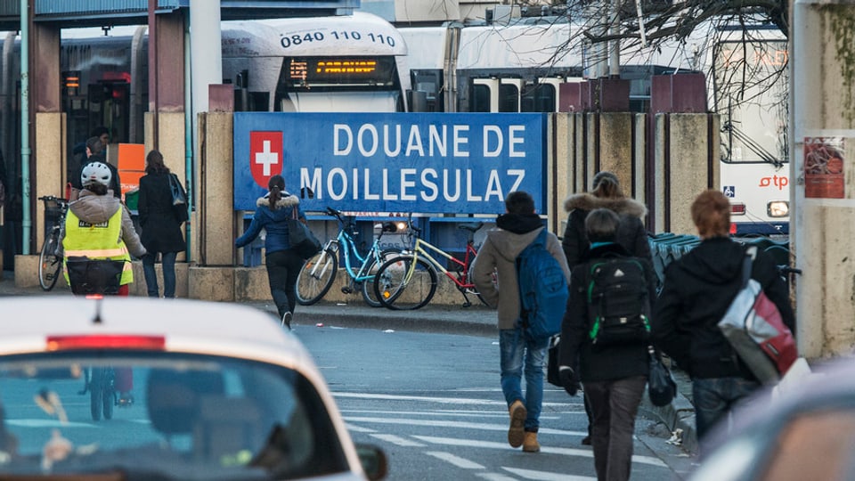 Autos und Fussgänger am Grenzübergang Moillesulaz bei Genf.