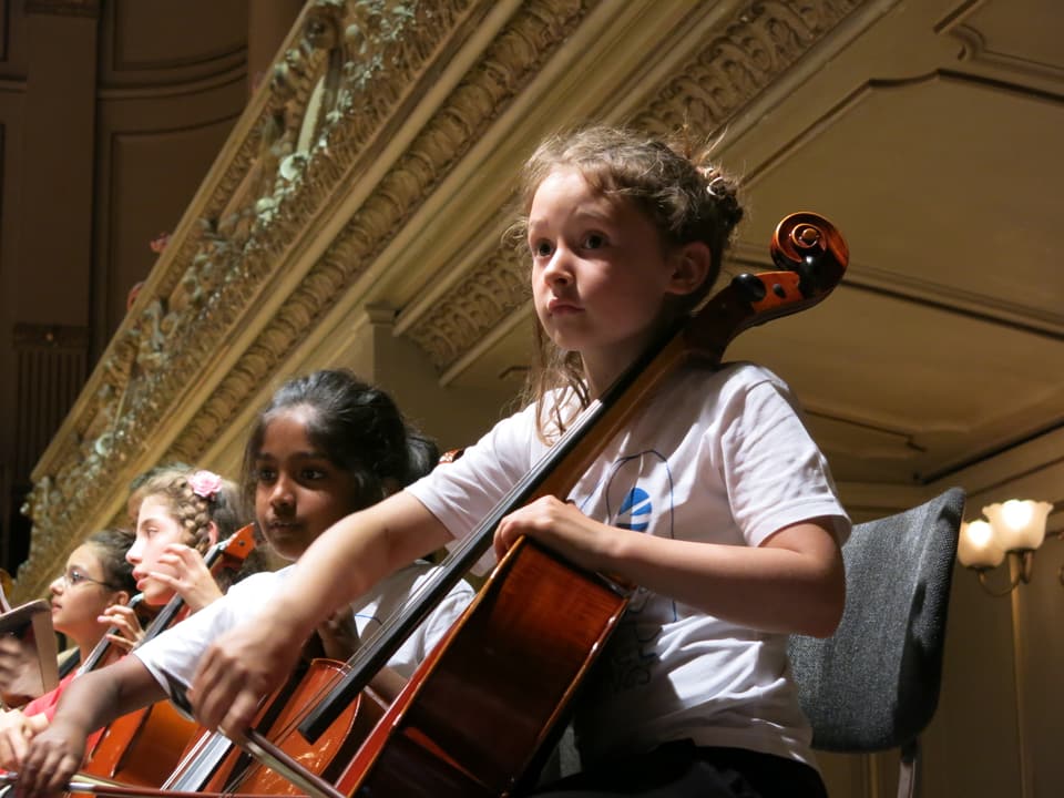 Kinder spielen Cello