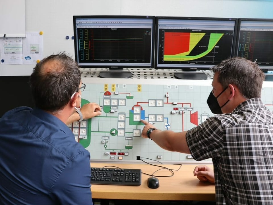 Michael Wernli und Michel Bürgin üben am Simulator den Umgang mit Störfällen im Kernkraftwerk.