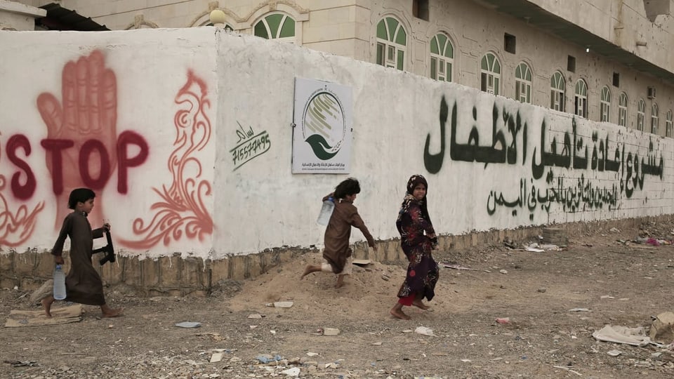 Kinder im Jemen vor einer Einrichtung für ehemalige Kindersoldaten