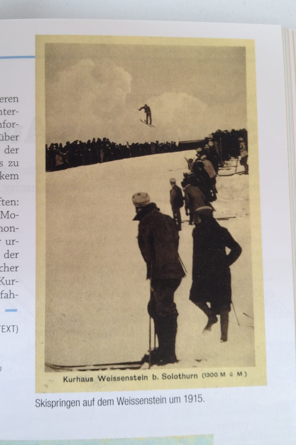 Abdruck einer alten Postkarte mit Skispringer von 1915 im Buch.