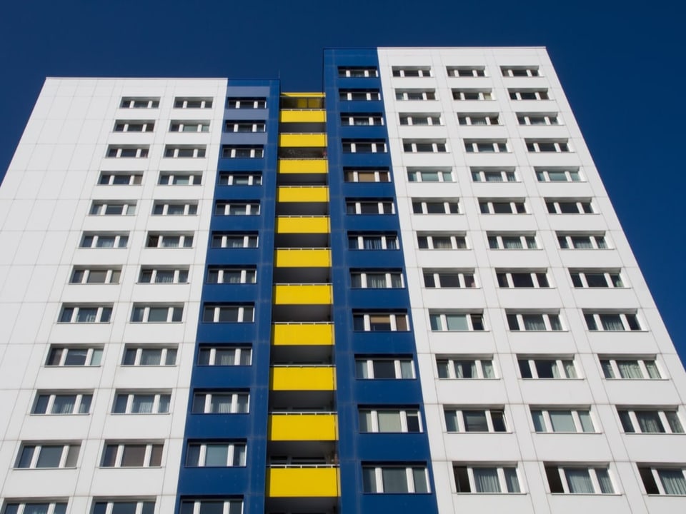 Weiss-blau-gelbes Wohn-Hochhaus