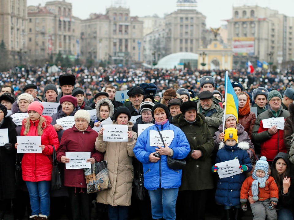 Menschen auf dem Maidan in Kiew halten Plkatae in den Händen mit der Aufschrift «Je suis Wolnowacha». (reuters)