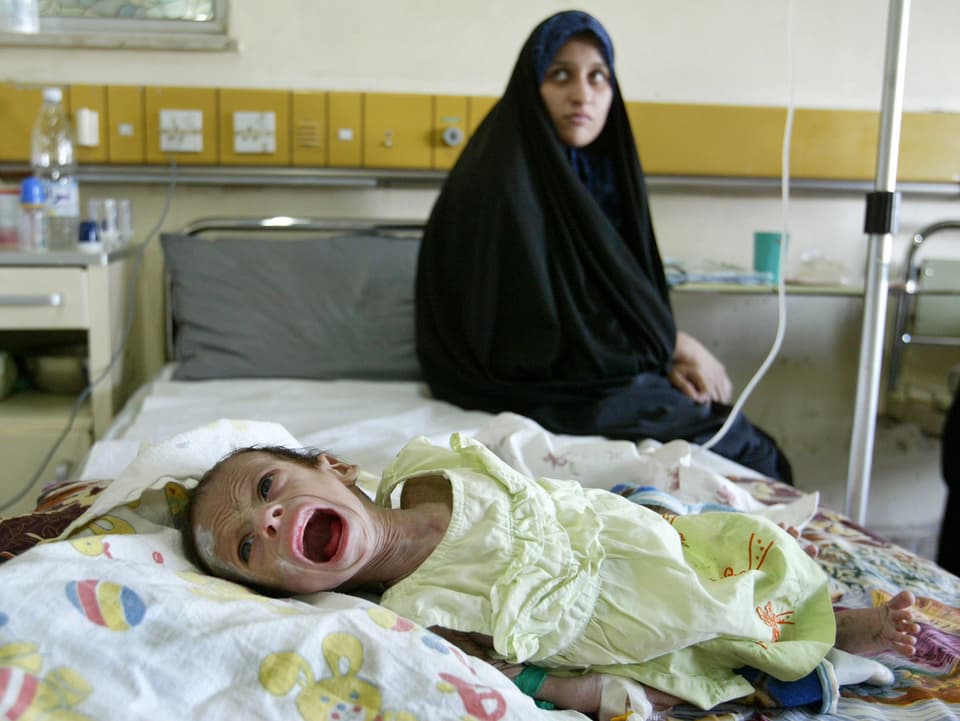 Eine Frau mit ihrem Kind in einem Spital in Irak.