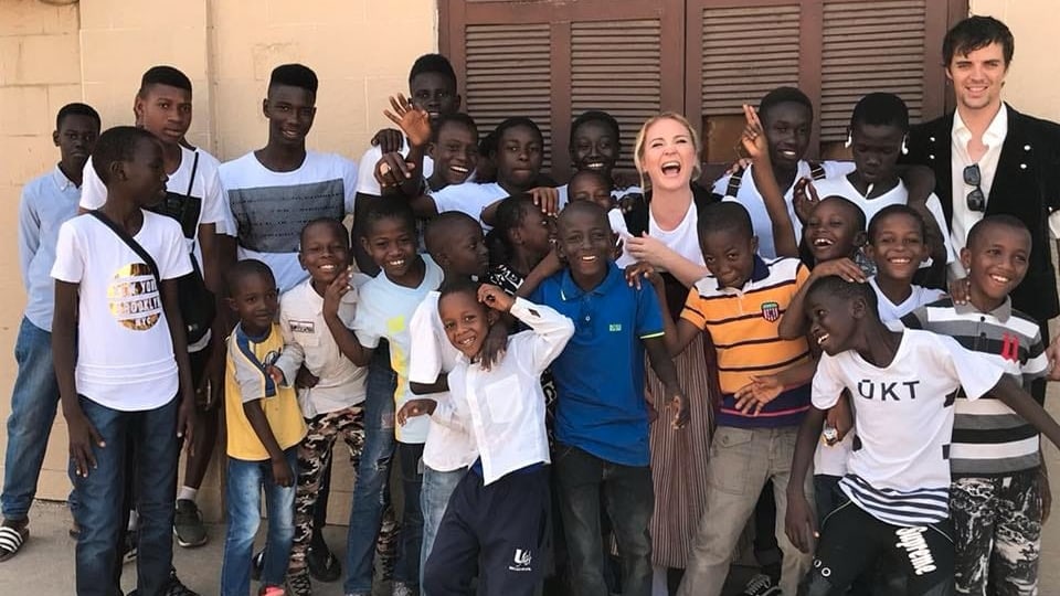 Barbara Klossner posiert mit senegalesischen Kindern und Jugendlichen anlässlich des Musikvideodrehs.