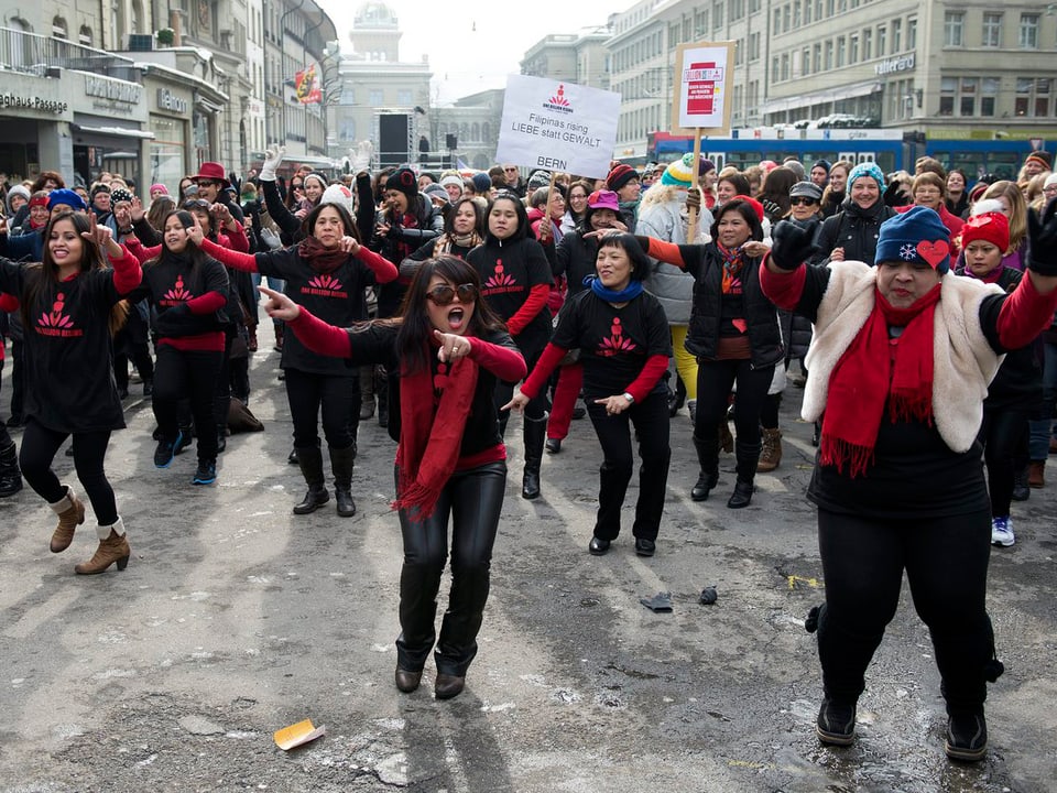 Auch auf dem Waisenhausplatz in Bern folgten Frauen dem Aufruf zum Tanzprotest. 