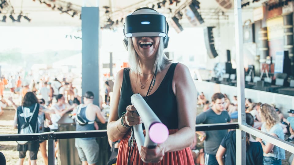Tina Nägeli spielt mit VR-Brille.
