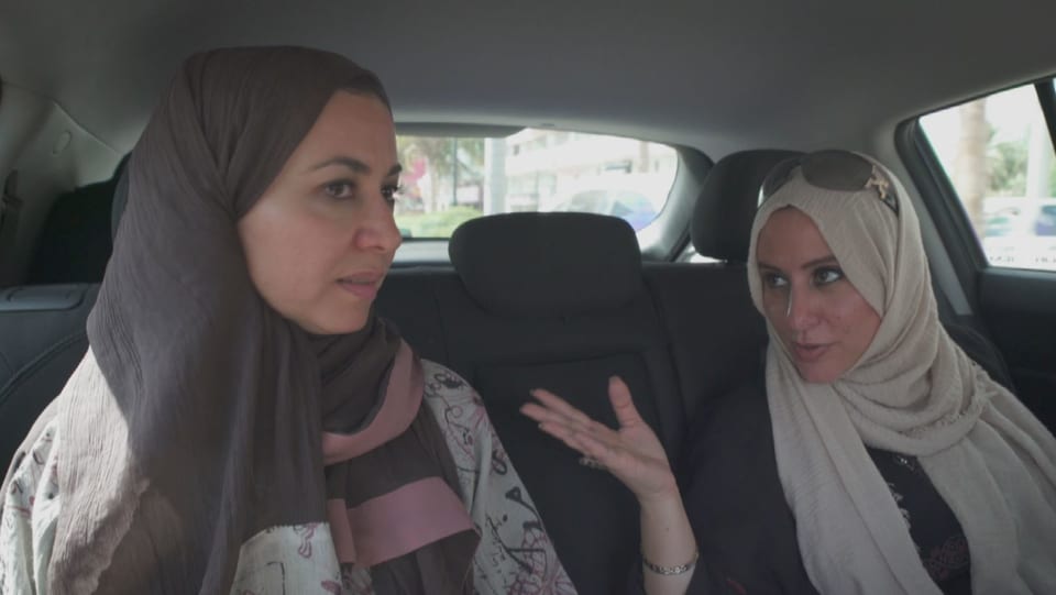 Arabische Frauen in einem Auto
