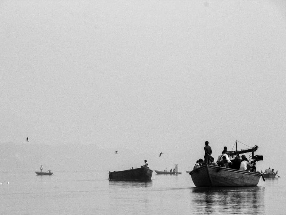Schwarzweissfoto: Schiffe auf dem Ganges